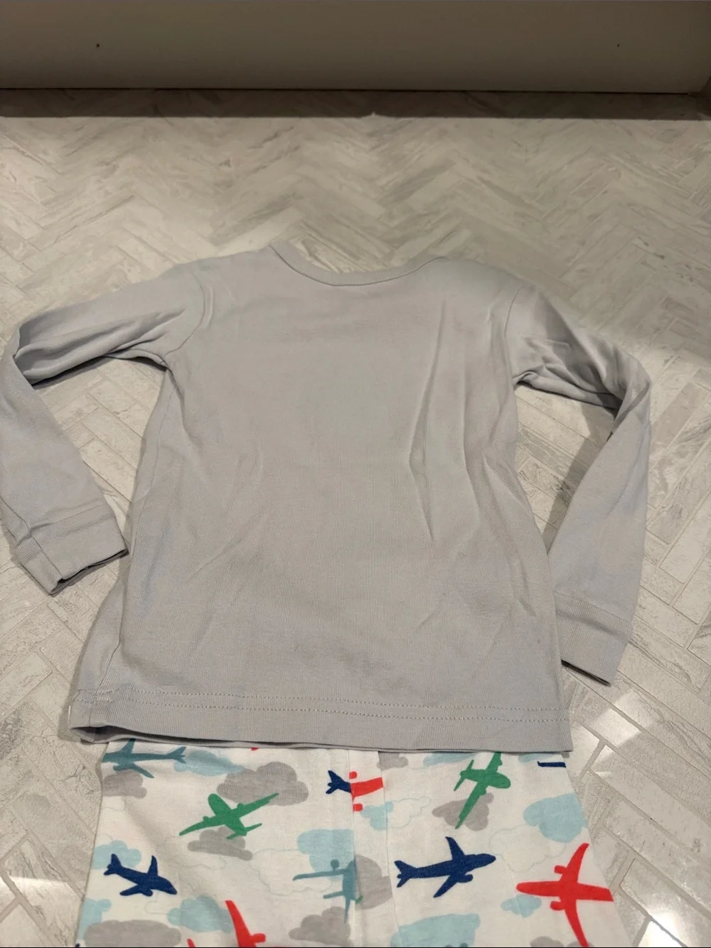 Gap Kids Airplane Print Pajama Set - Gray Top & Multi Plane Pants, size 4
